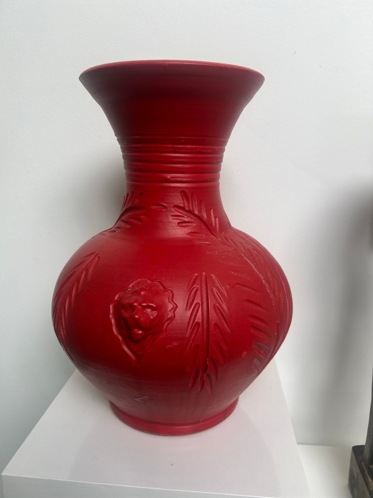 Decoratieve rode vaas met reliëf en leeuwenkoppen, Huis en Inrichting, Ophalen, Gebruikt, Met patroon/structuur, 40 cm