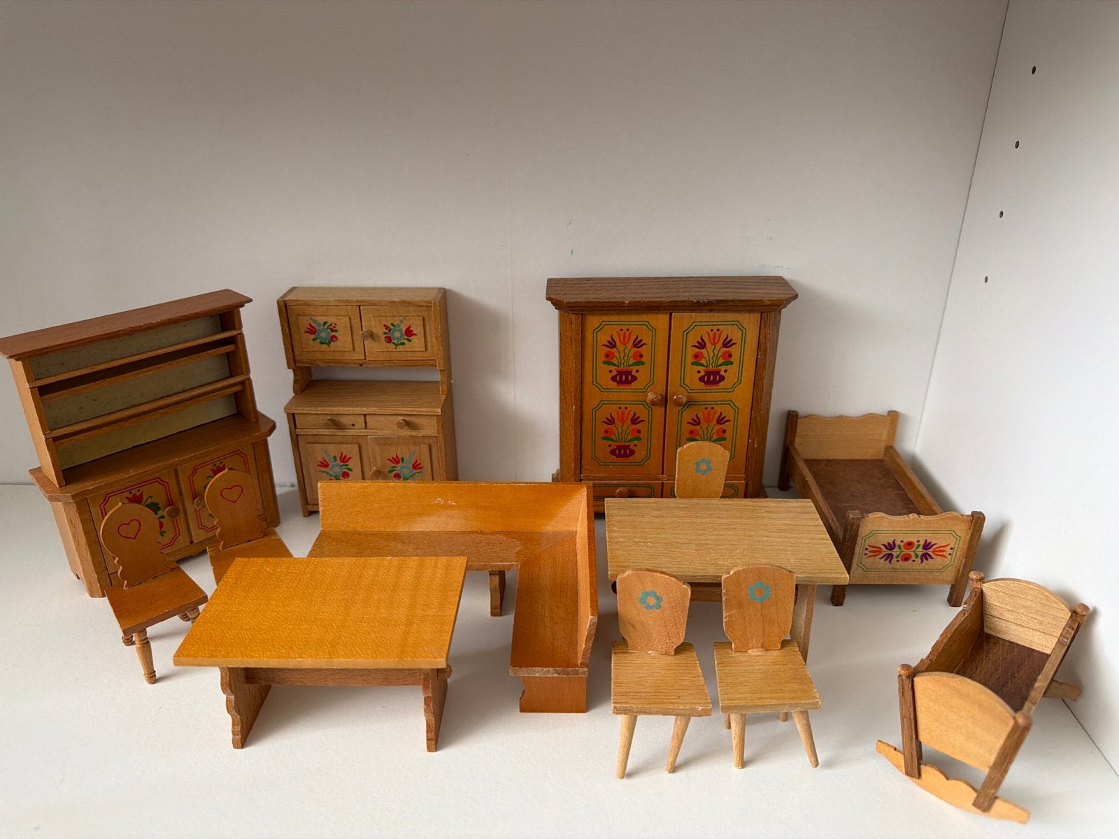 Vintage poppenhuis inrichting - Meubels met bloemmotief, Ophalen of Verzenden, Gebruikt, Poppenhuis