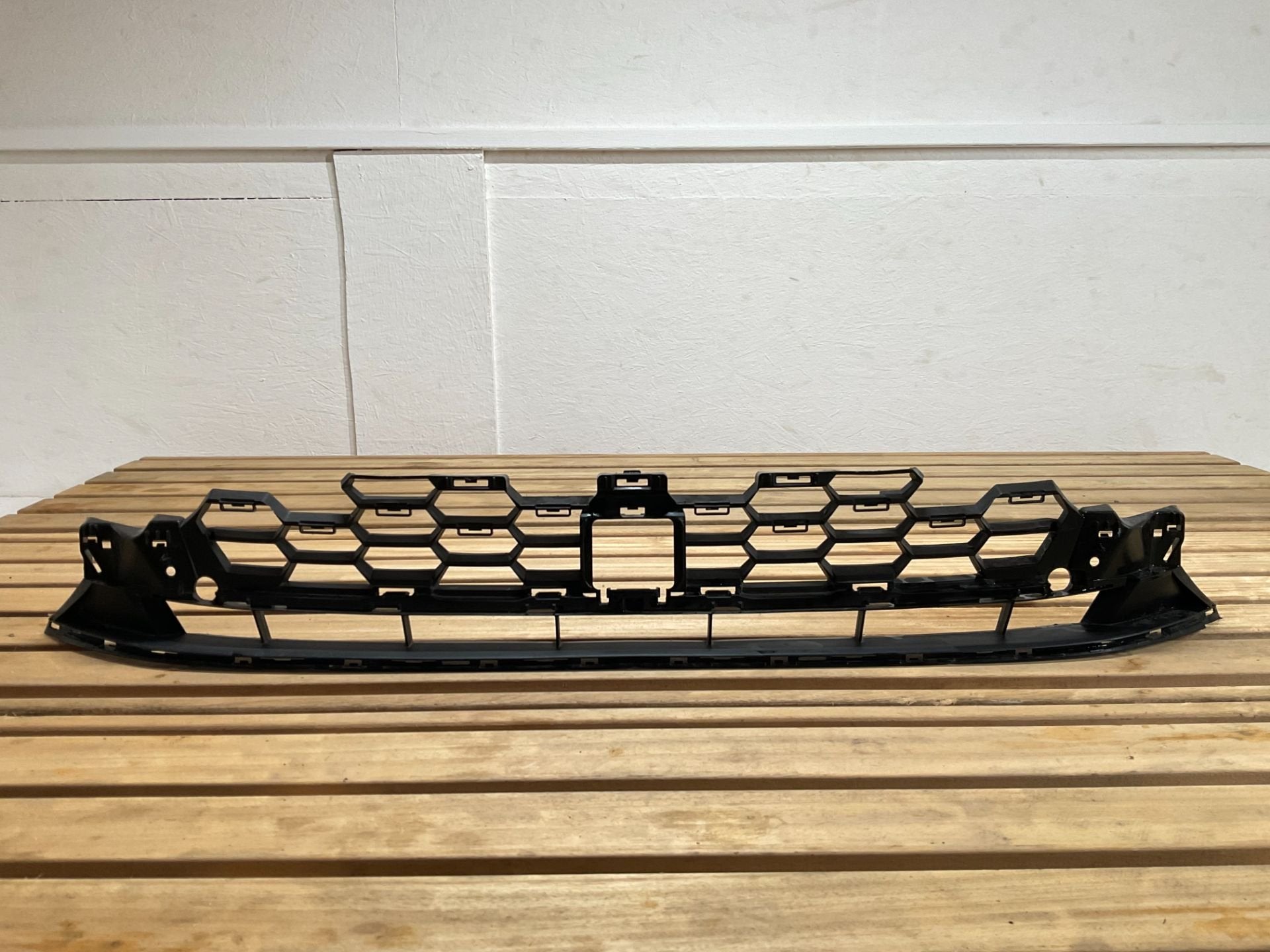 Bumper Grill Audi A3 8Y 2020 8Y0807647 Bumper rooster AU-049, Gebruikt, AUDI AG, Auto-Union-Strasse 1
85045  Ingolstadt, DE, Kundenbetreuung@audi.de