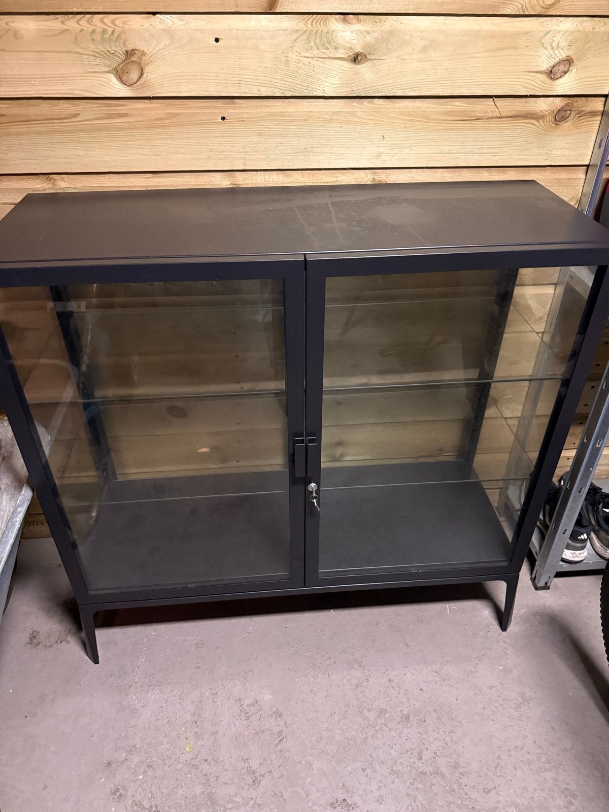 Ikea Glazen vitrinekast met slot - Zwart metaal Ikea, Ophalen, Gebruikt, 100 tot 150 cm, Glas