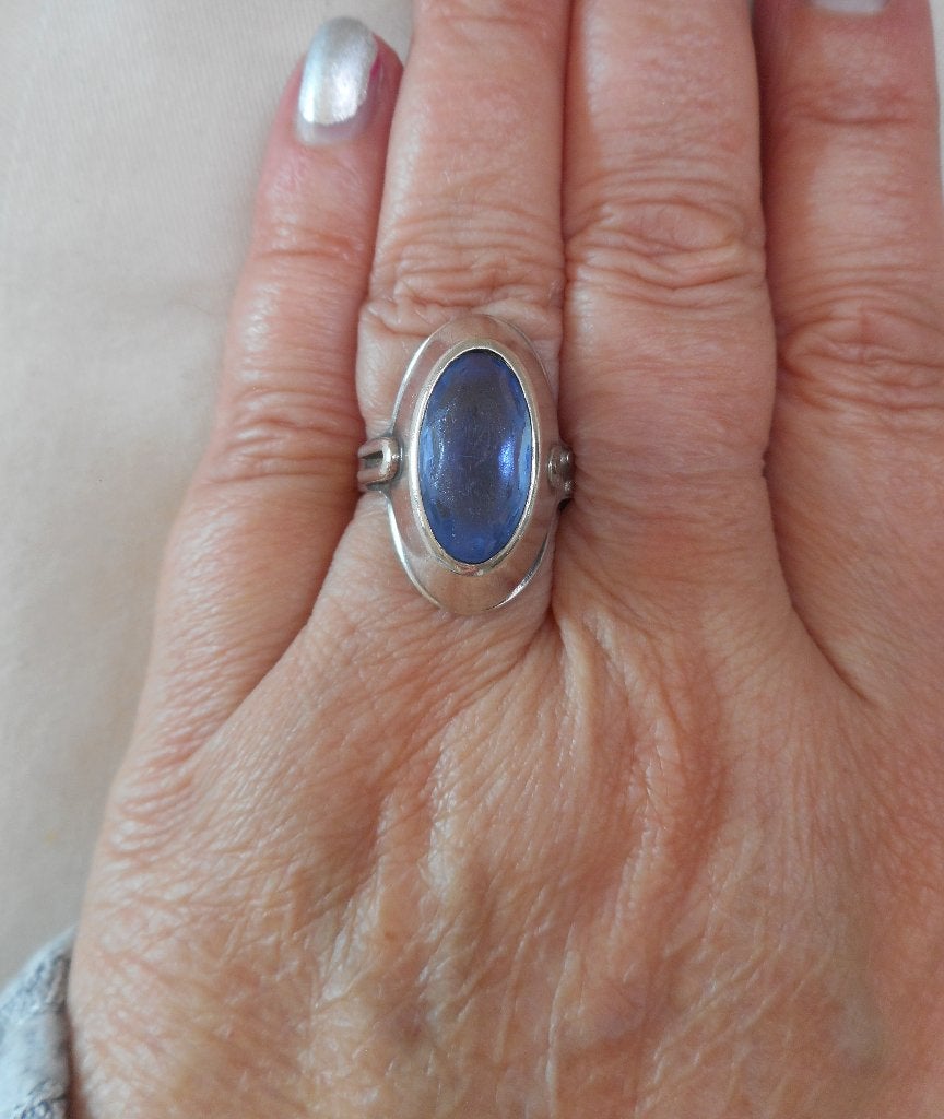 Zilveren antieke ring met blauwe steen maat 17.75 nr.326