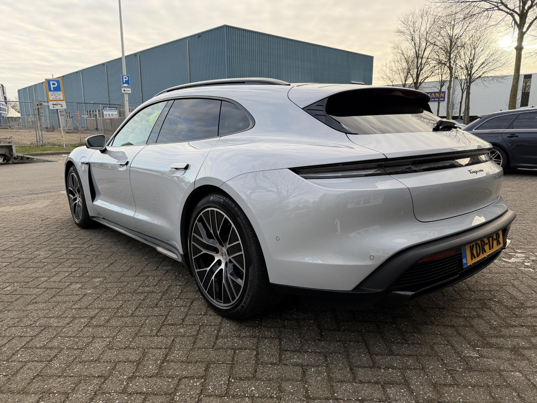 Foto 8 van Porsche Taycan Sport Turismo Black Edition 105 kWh luchtveri