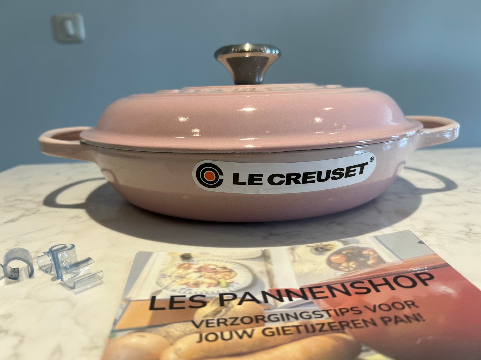 Nieuwe Le Creuset campagnard 26 cm Shell Pink, Huis en Inrichting, Geschikt voor inductie, Nieuw, Le Creuset, Ophalen of Verzenden