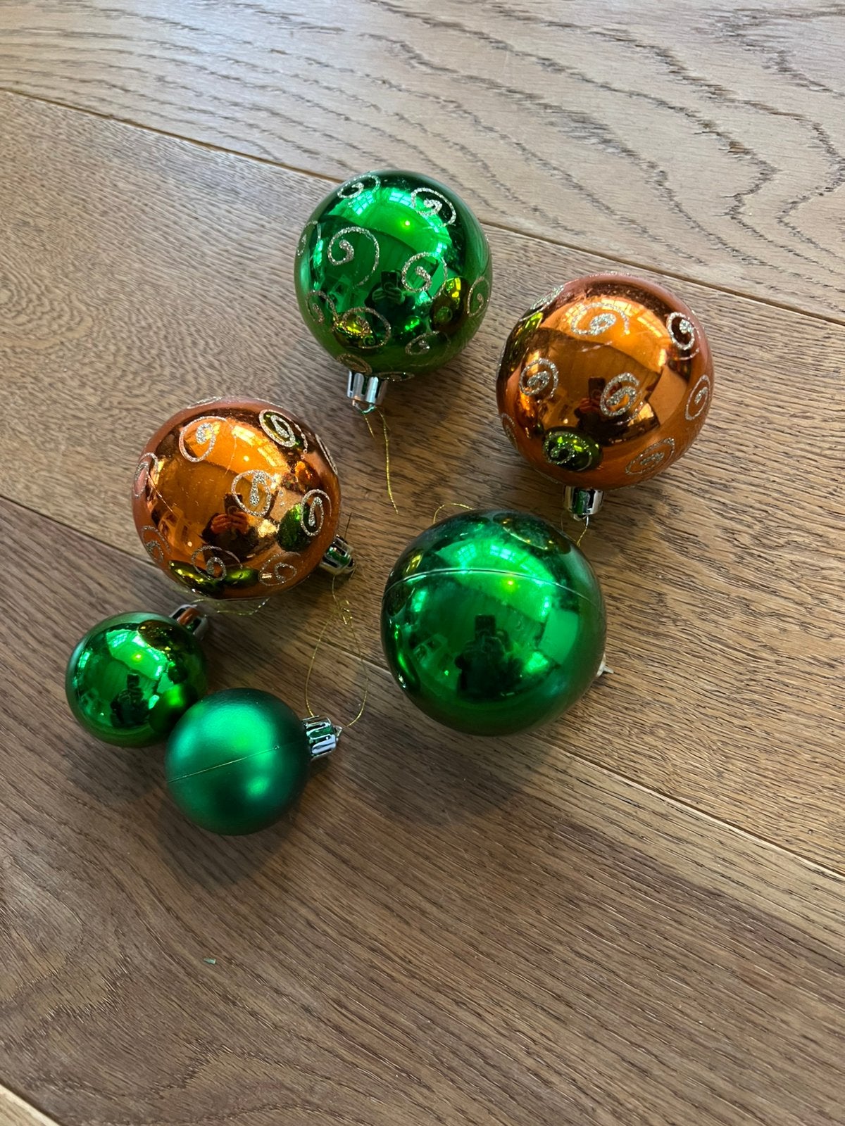 6 plastic kerstballen - oranje en groen, Ophalen of Verzenden, Nieuw