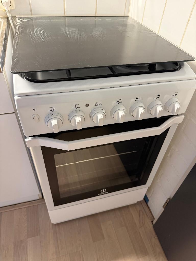 Gasfornuis met ingebouwde oven (Indesit), Witgoed en Apparatuur, Fornuizen, Ophalen, Gebruikt, Hete lucht, 4 kookzones
