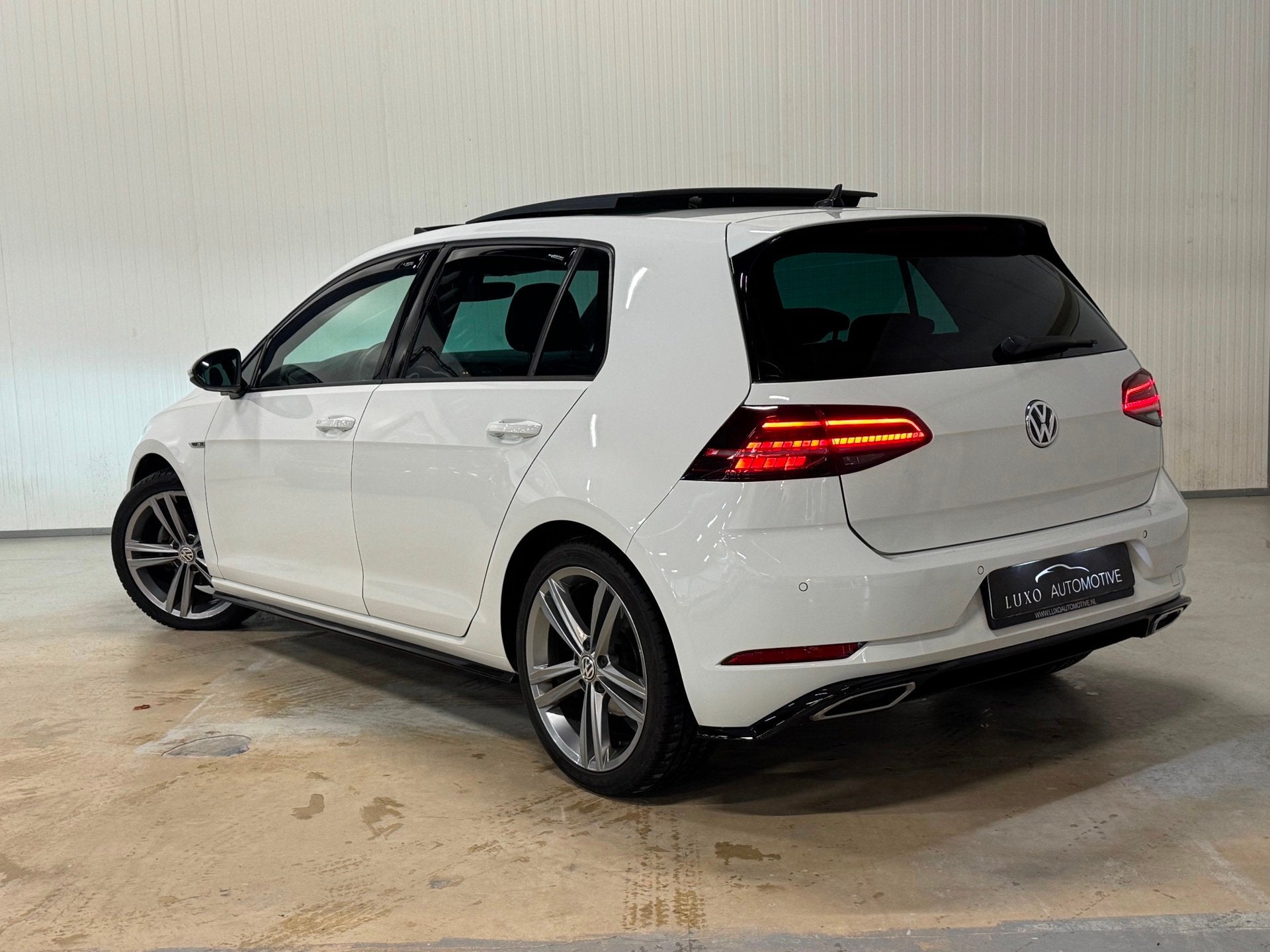 Foto 2 van Volkswagen Golf 1.4 TSI Highline Business R | PANO | 3x R-LI