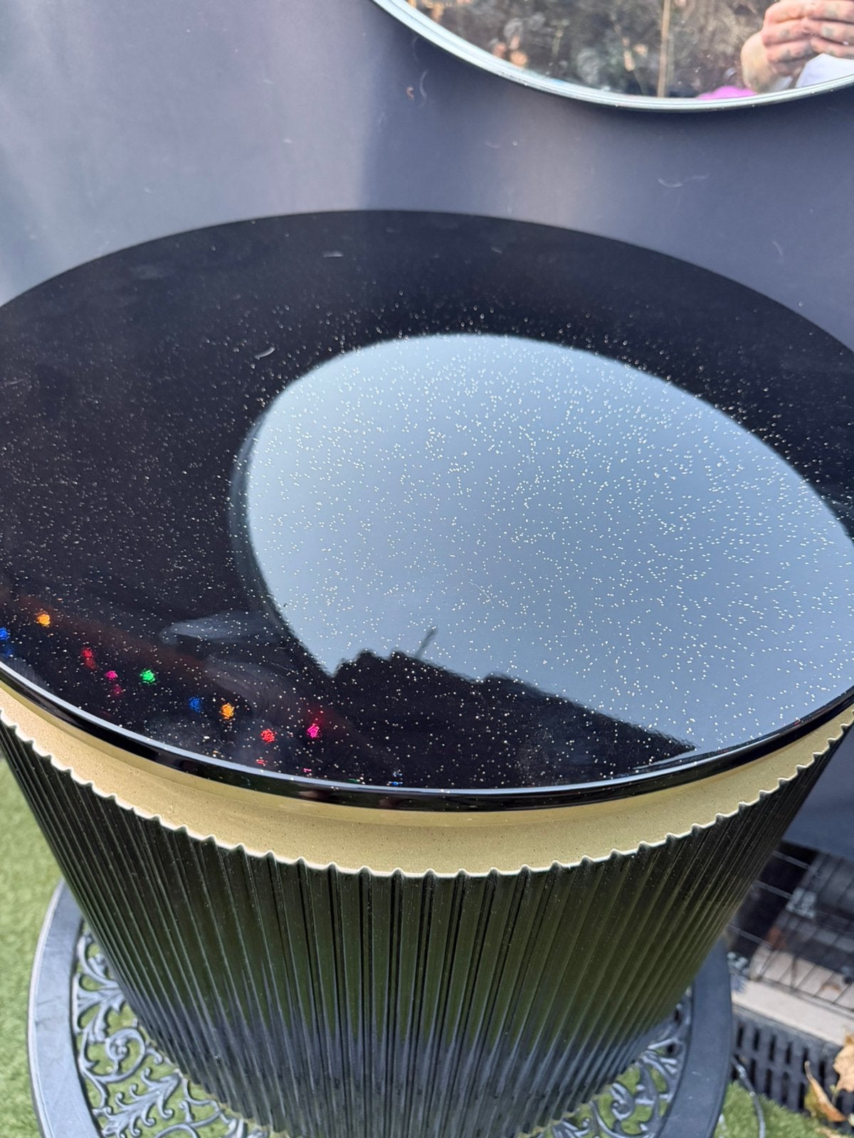 Te koop nieuwe bijzettafel met bij passende spiegel, Huis en Inrichting, Rond, 55 tot 75 cm, Zo goed als nieuw, Glitter en glamour