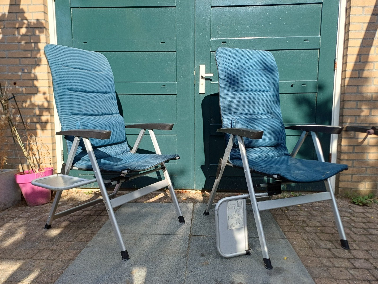2 verstelbare campingstoelen - 1 met defect tafeltje, Caravans en Kamperen, Kampeermeubelen, Ophalen, Gebruikt, Campingstoel