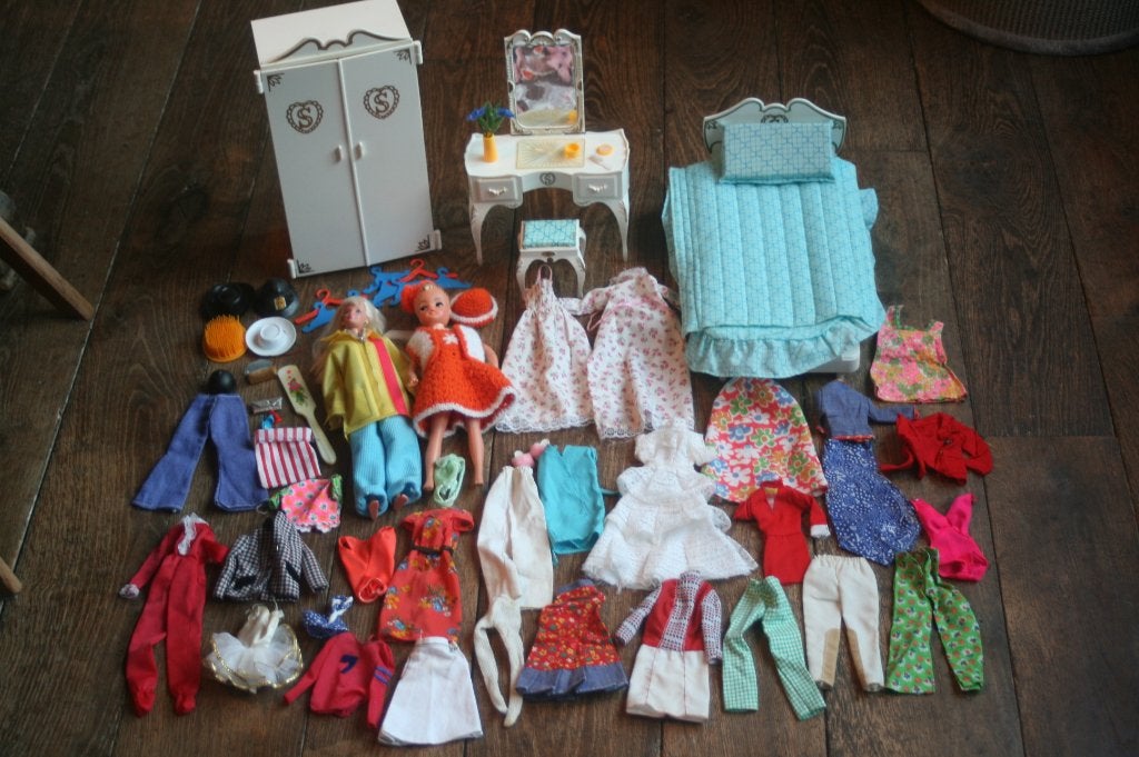 Sindy slaapkamer (boxed) + barbie + 30 stuks kledij (1978), Ophalen of Verzenden, Zo goed als nieuw, Kleertjes