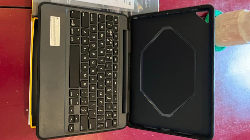 ZAGG Rugged Book NEW Toetsenbordhoes voor 9.7-inch iPad Pro, Ophalen of Verzenden, Zo goed als nieuw, 10 inch, Bescherming voor- en achterkant