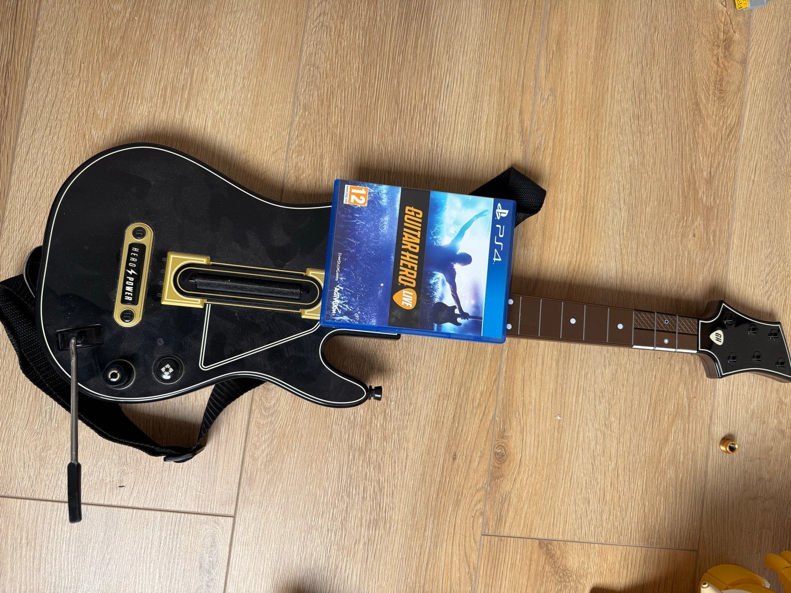 Guitar Hero Live PS4 met gitaar, Spelcomputers en Games, Ophalen, Muziek, Gebruikt, 1 speler
