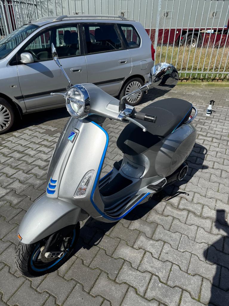 Zilver met blauwe Vespa Elettrica, Fietsen en Brommers, Scooters | Vespa, Ophalen, Gebruikt, Overige modellen, Maximaal 45 km/u