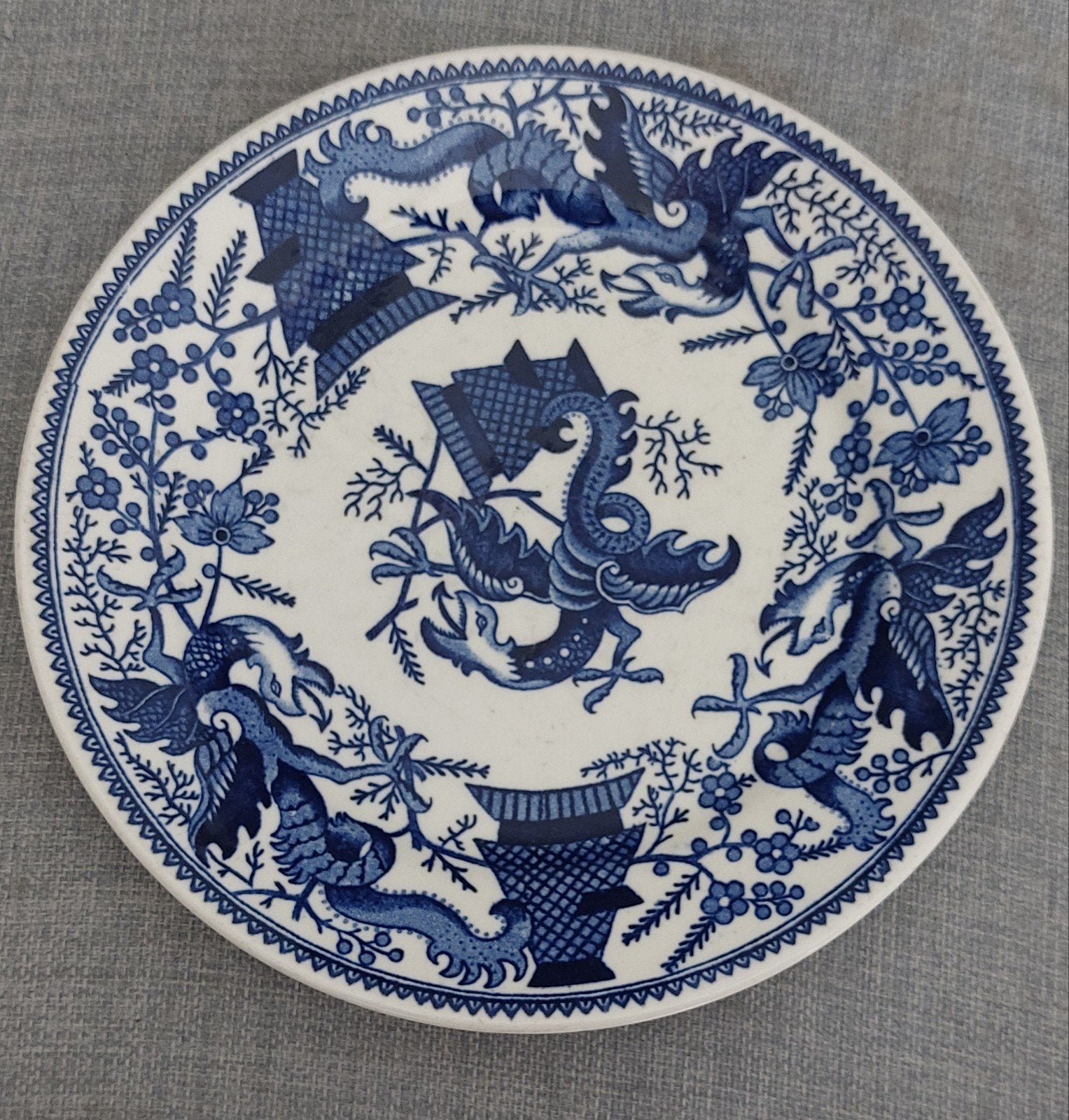 Antiek bord Petrus Regout Maastricht – Decor 'Dragon' (Ø 23), Ophalen of Verzenden