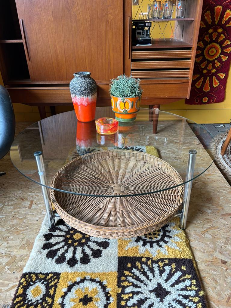 Vintage jaren 60 ronde salontafel met rieten Lectuurmand, Ophalen, Huis en Inrichting