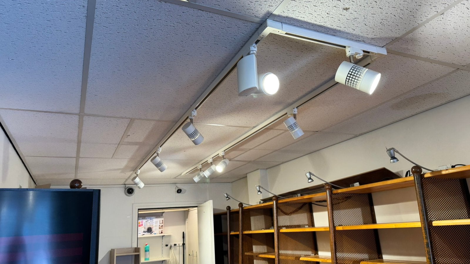 Compleet winkelverlichting railsysteem met 31 spots – GLOBAL, Ophalen, Modern, Plafondspot, Zo goed als nieuw