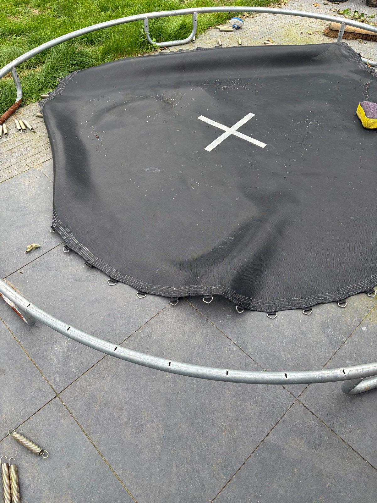 Foto 2 van Trampoline frame en springmat (zonder veren)