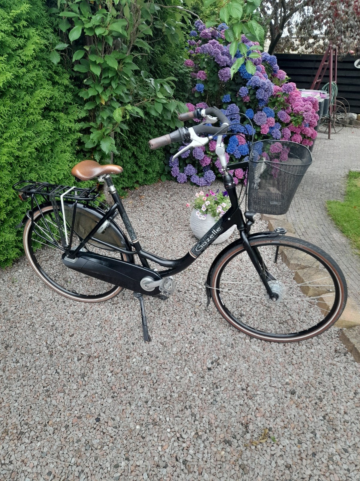 Zwarte gazelle bloem, Fietsen en Brommers, Fietsen | Dames | Moederfietsen, Ophalen, Gebruikt, 56 cm of meer, Mandje