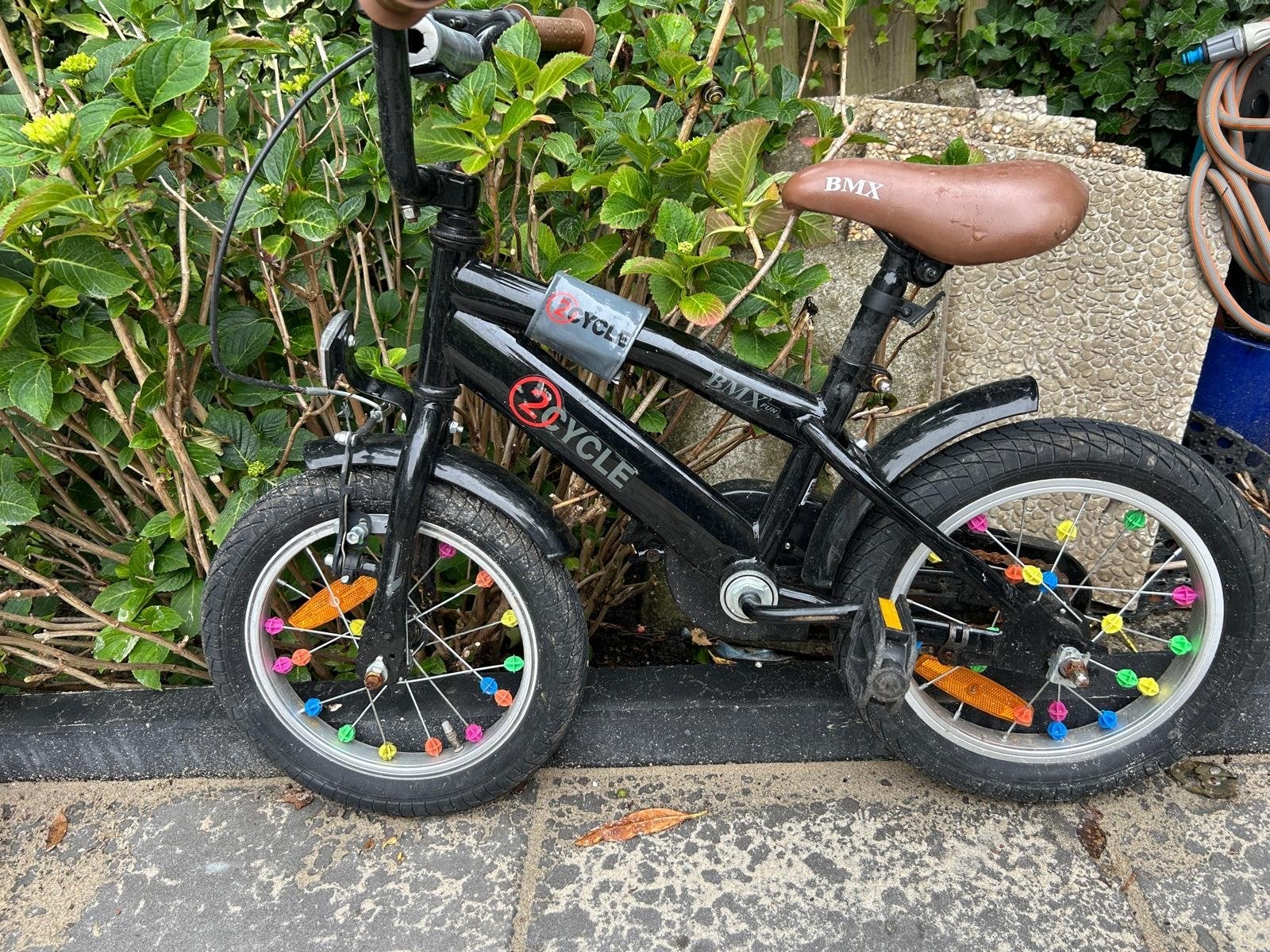 Kinderfiets 12 inch - Zwarte BMX-stijl met zijwieltjes, Fietsen en Brommers, Zijwieltjes, Gebruikt, Velgrem, Ophalen of Verzenden