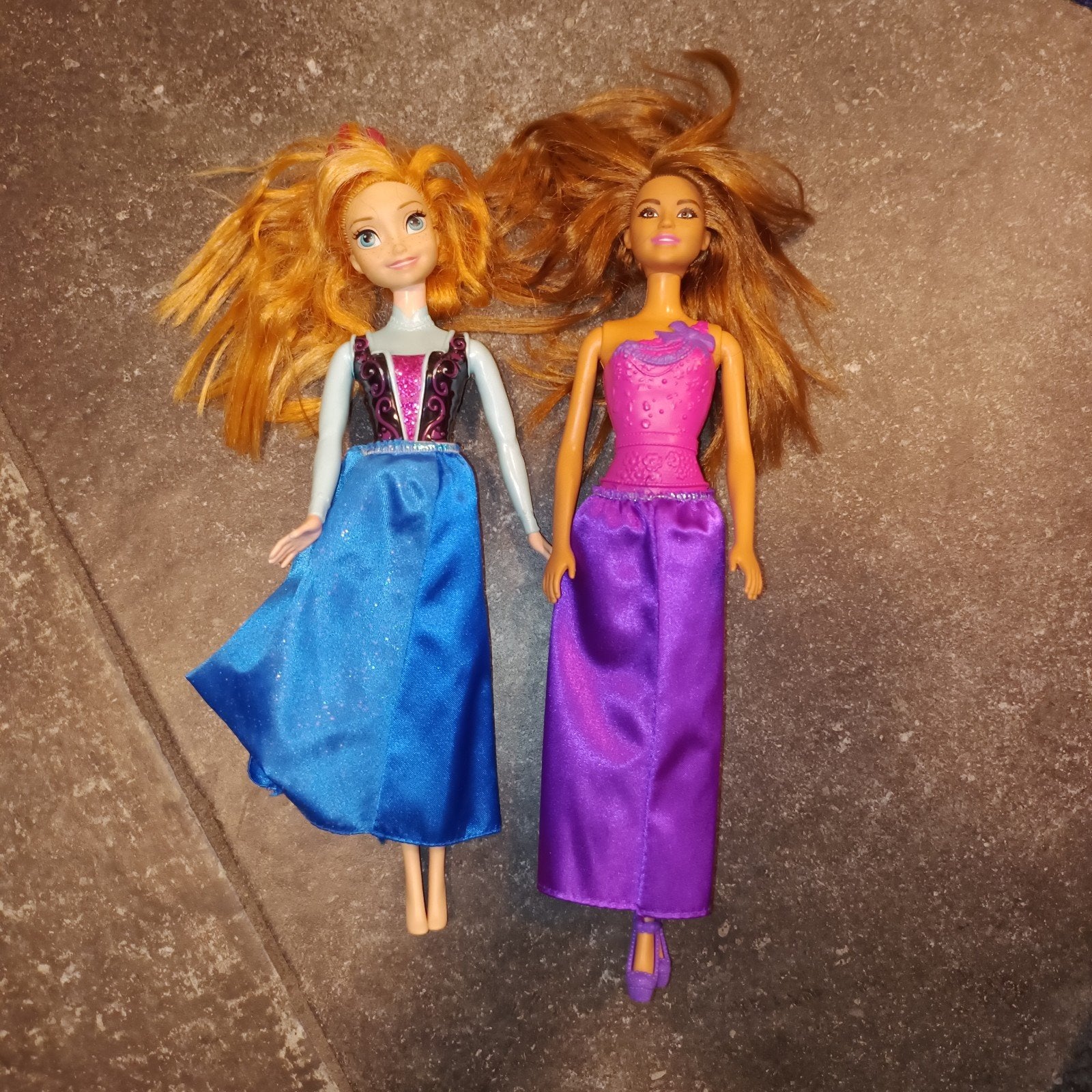 Twee Barbiepoppen, waaronder een Disney Frozen pop, Ophalen of Verzenden, Gebruikt, Barbie