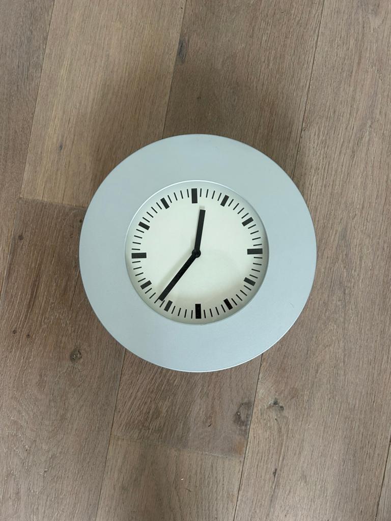 Ikea klok 25 cm mat aluminium, Ophalen of Verzenden, Zo goed als nieuw, Wandklok