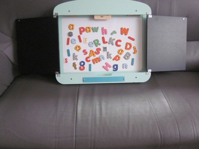 Magneetbord met letters en de deurtjes zijn krijtborden, Ophalen, Zo goed als nieuw, Krijtbord