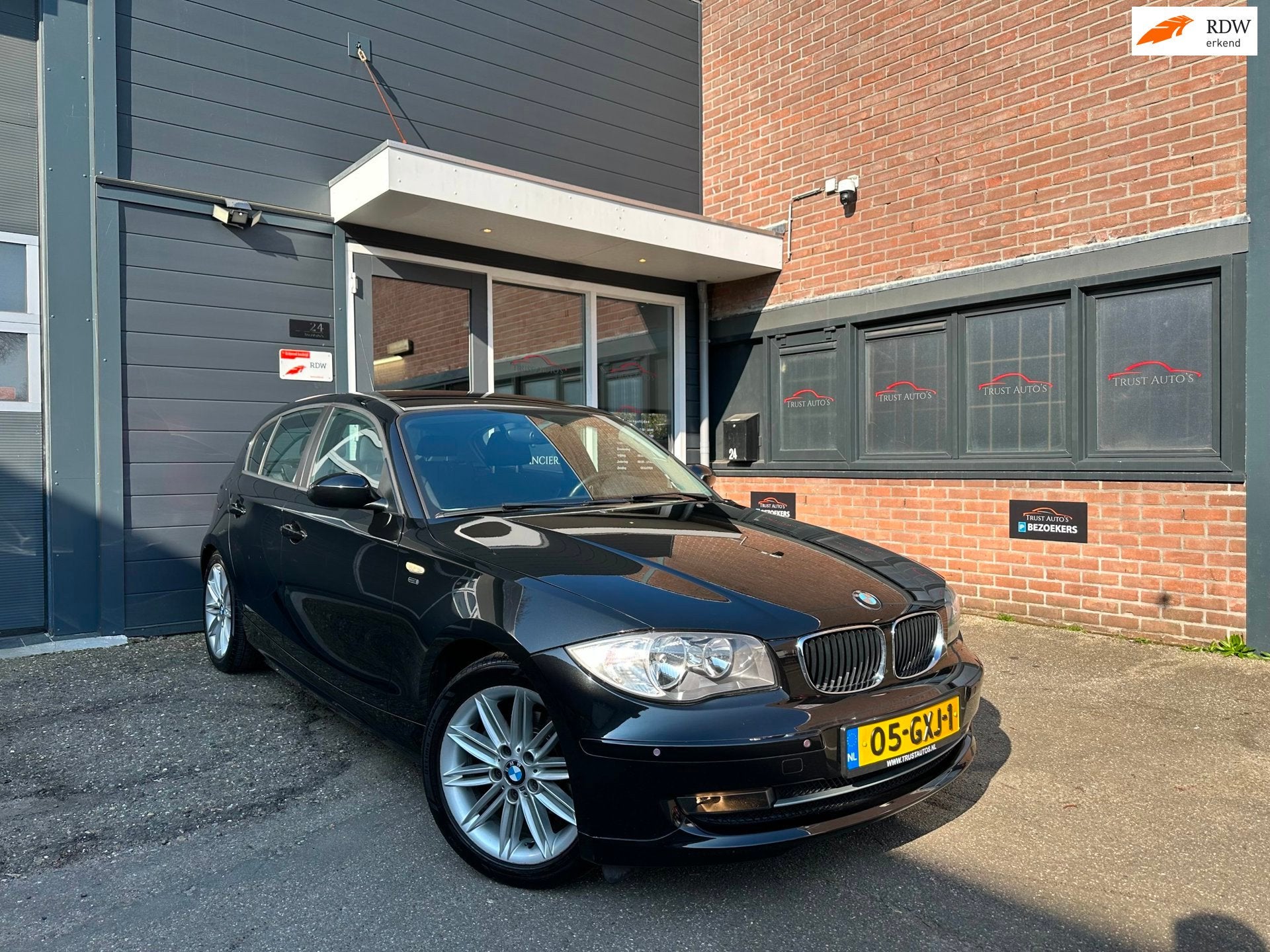 BMW 1-serie 118i|Automaat|Pdc|Aux|Trekhaak|Stoelverwarming, Auto's, BMW, Achterwielaandrijving, Zwart, 650 kg, Euro 4