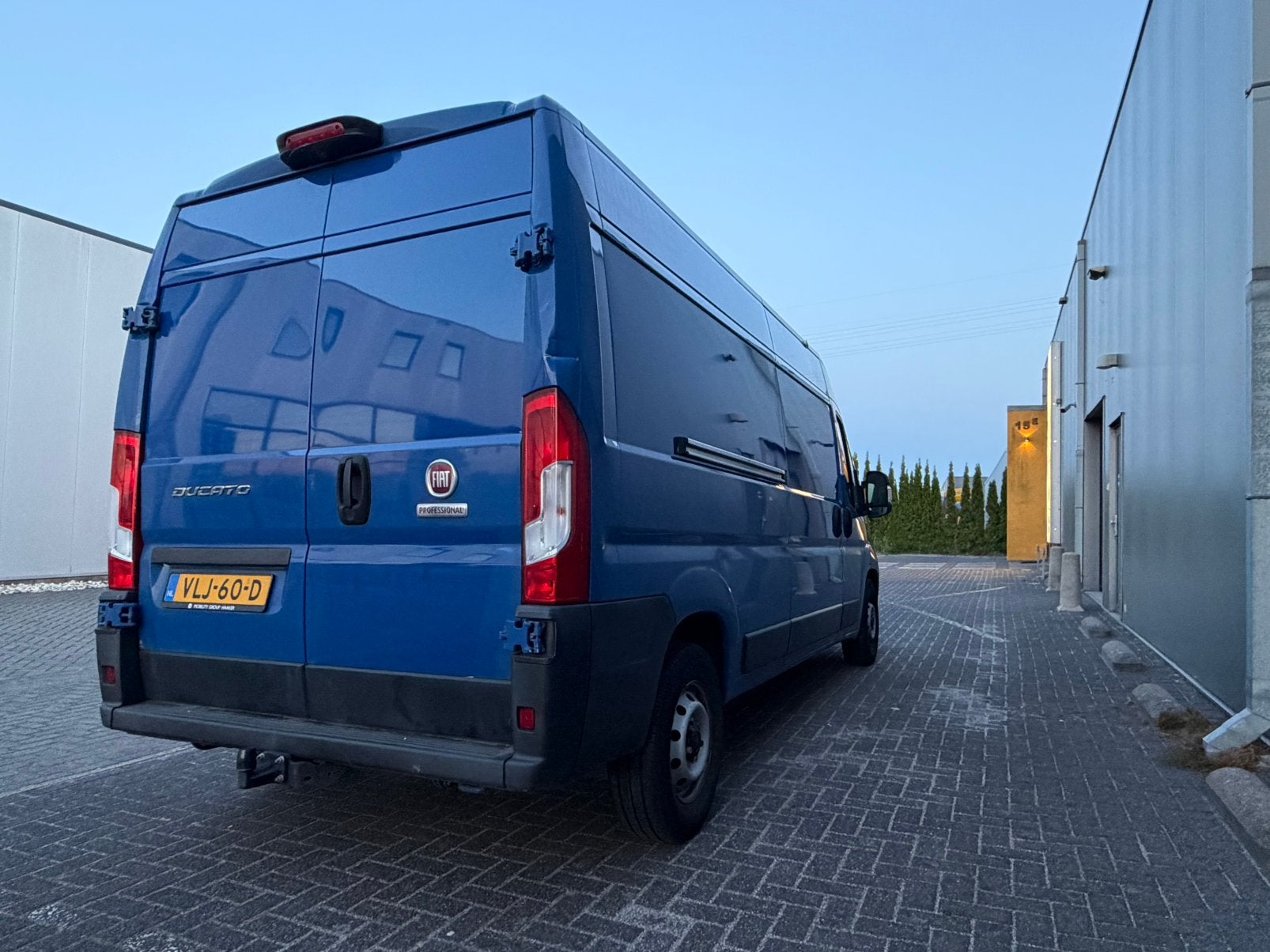 Fiat Ducato 140pk L3H2 automaat | 48600 km | camera trekhaak, Auto's, Bestelauto's, Stof, 2165 kg, Euro 6, Met garantie (alle)