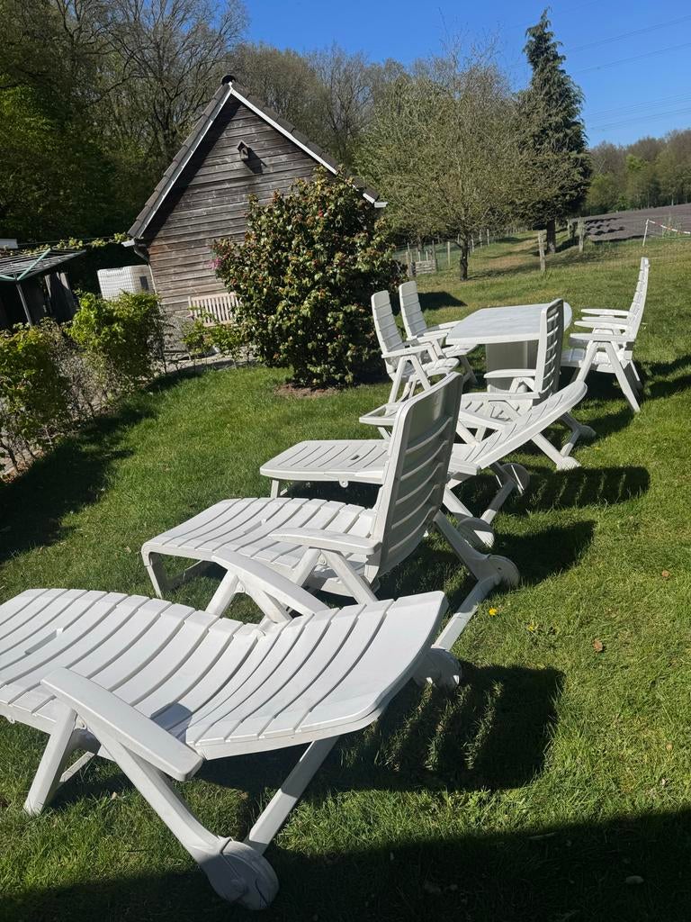 Witte kunststof tuinset met ligstoelen, Ophalen, Kunststof, Gebruikt, Eettafel