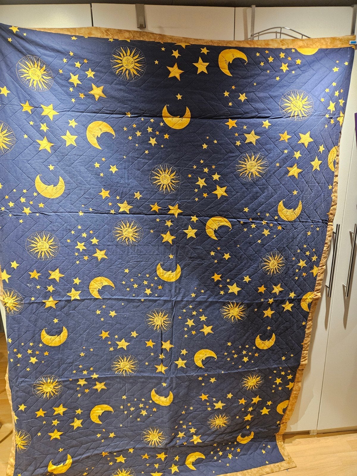 Gewatteerde deken/sprei 140x200 met zon, maan en sterren, Gebruikt, Eenpersoons, Meerkleurig, Ophalen of Verzenden