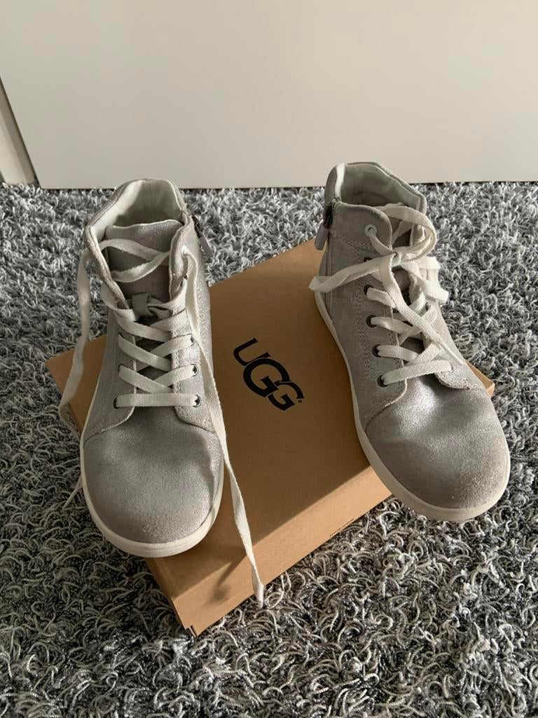 Ugg schoenen zilver kleurig met zijrits maat 33 zgan, Kinderen en Baby's, Kinderkleding | Schoenen en Sokken, Meisje, Schoenen