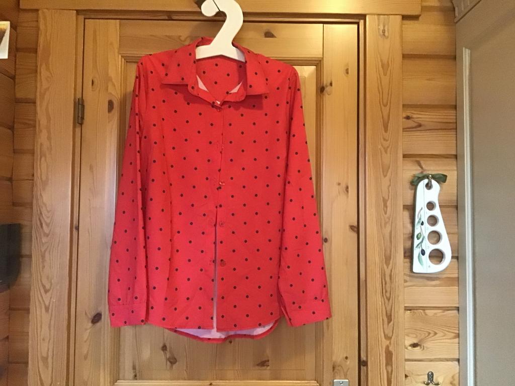Blouse rood zwarte stippen en knopen Mention, Kleding | Dames, Blouses en Tunieken, Ophalen of Verzenden, Zo goed als nieuw, Maat 38/40 (M)