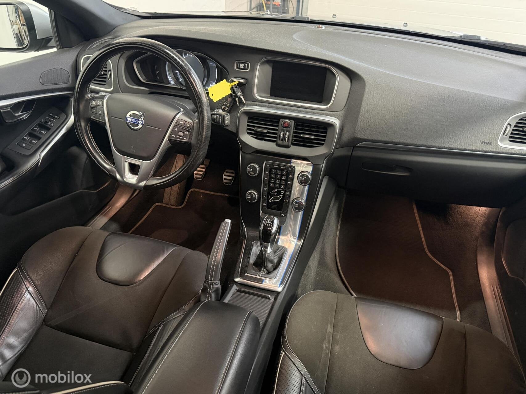 Volvo V40 2.0 T2 R-Design NAVIGATIE, Voorwielaandrijving, Gebruikt, Euro 6, 4 cilinders