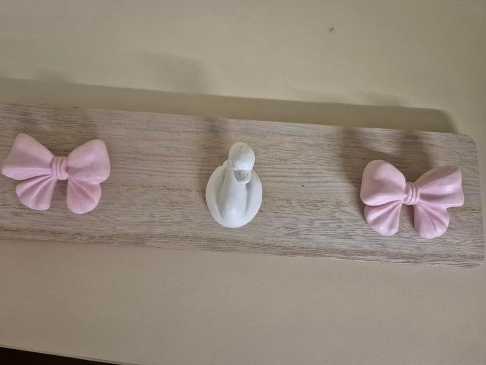 Leuke kapstok voor kinderkamer met roze strikjes, Gebruikt, Ophalen of Verzenden, Minder dan 100 cm, Kinderkapstok
