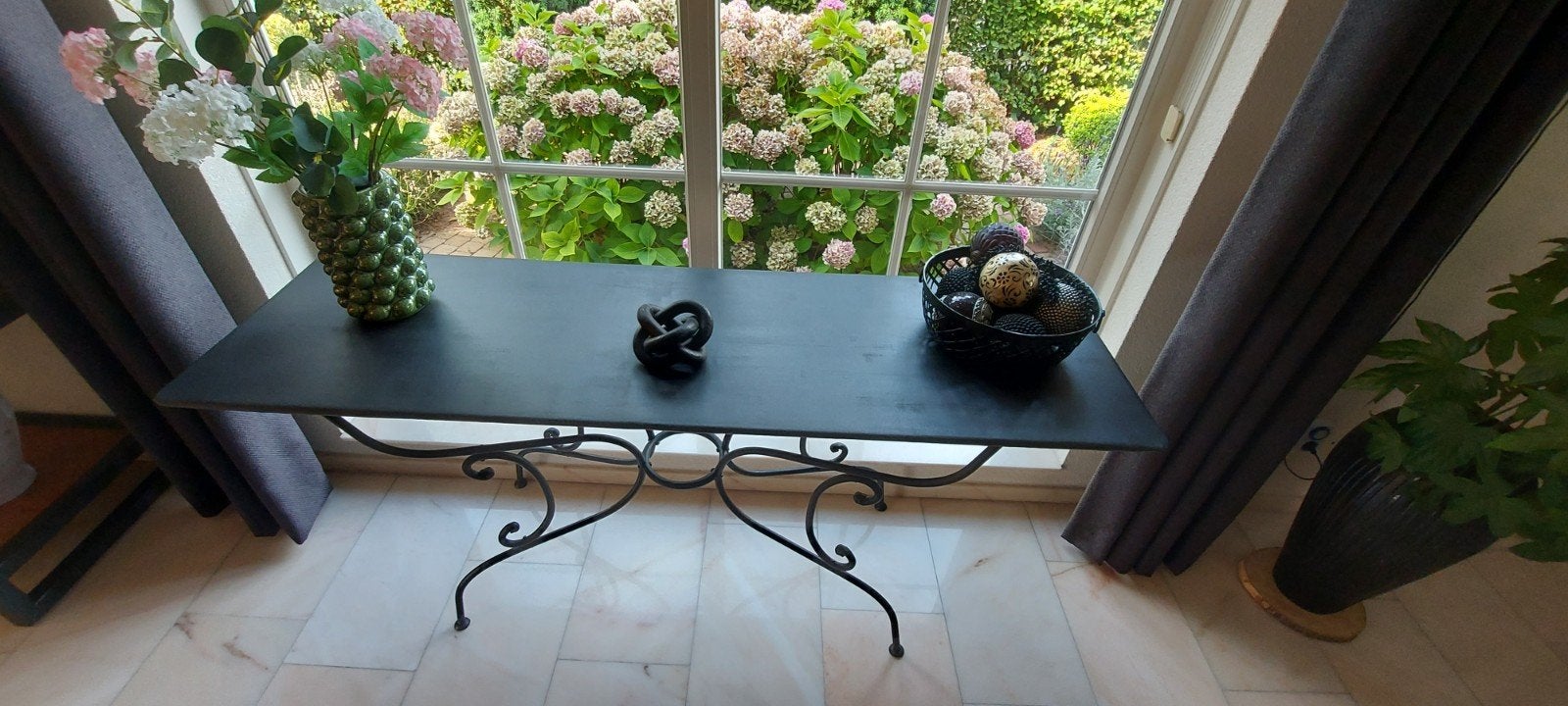 Zwarte side table met smeedijzeren onderstel.l, Ophalen, 50 – 75, Gebruikt, Overige materialen