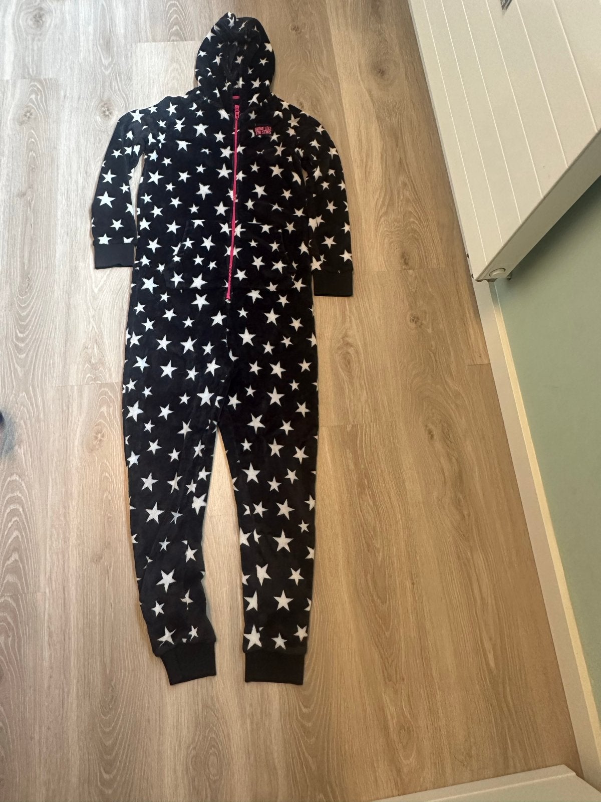 Zwarte Onesie met Sterren - Maat 158/164, Kinderen en Baby's, Kinderkleding | Maat 158, Ophalen of Verzenden, Gebruikt, Meisje