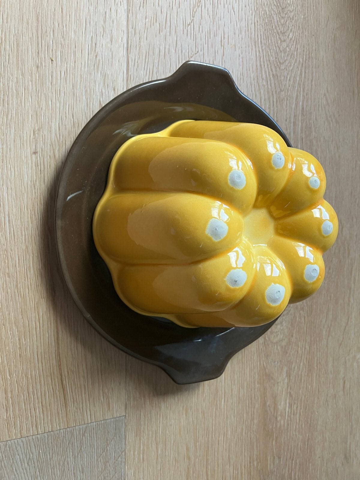 Puddingvorm met onderbord - Geel/Bruin Keramiek, Overige typen, Geel, Ophalen of Verzenden, Zo goed als nieuw