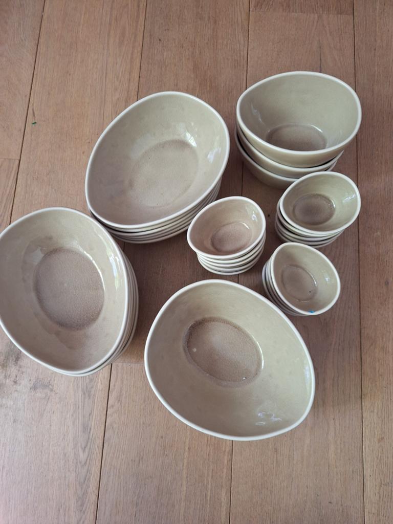 Portugees servies: beige kommen en bordjes. Jewel Action, Huis en Inrichting, Ophalen, Gebruikt, Keramiek, Bord(en)