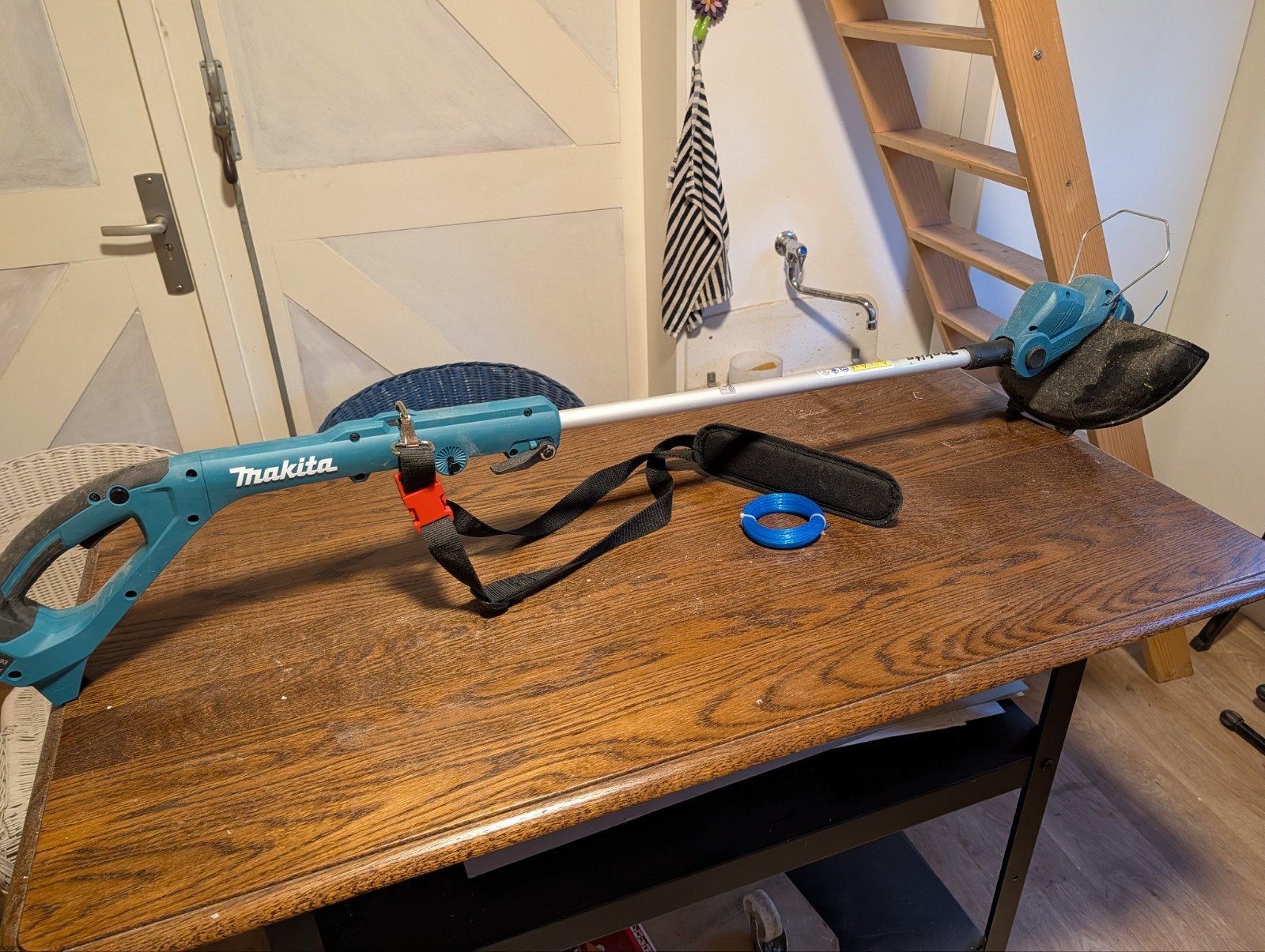 Makita DUR193 Accu Grastrimmer - Lichtgewicht en Krachtig, Ophalen, Cirkelmaaier, Minder dan 30 cm, Accu-grasmaaier
