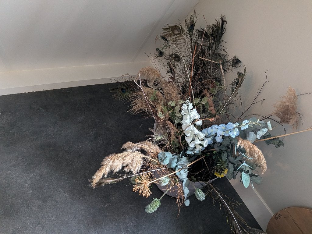 Prachtig kunstbloemstuk met pauwenveren en droogbloemen, Inclusief kunstbloemen, Binnen, 100 cm, Textiel