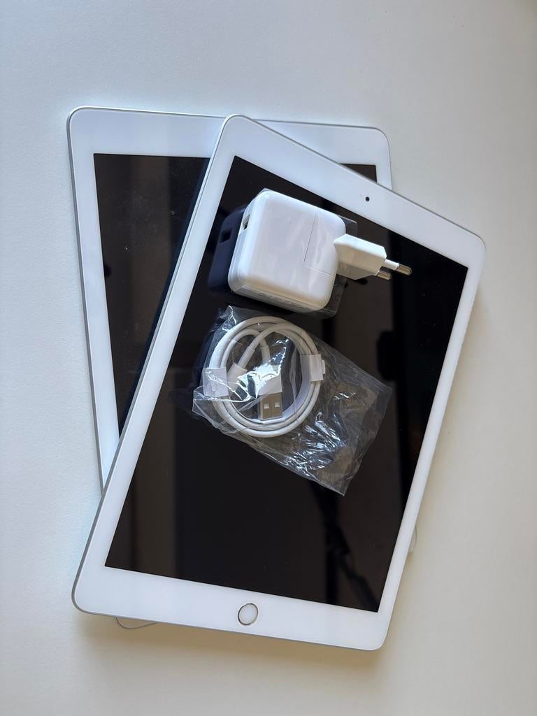 A1822 - Twee Apple iPads met opladers - Zo goed als nieuw, Computers en Software, Apple iPads, 10 inch, 32 GB, Apple iPad, Wit