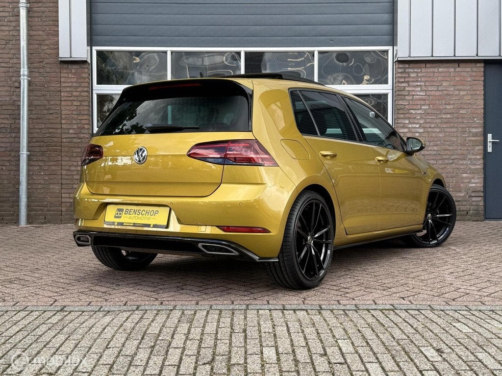 Volkswagen Golf 1.4 TSI R-Line Panodak Navi Carplay Virtual, Auto's, Volkswagen, 125 pk, Zwart, 4 cilinders, Alcantara
