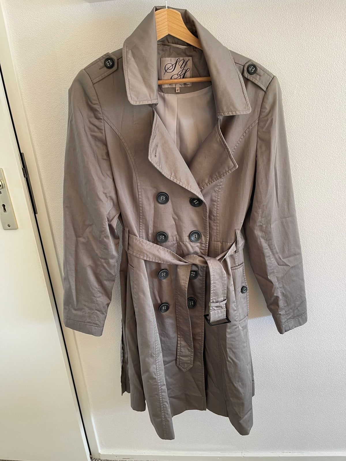 Peet: Aparte Steps trenchcoat maat 42, Kleding | Dames, Jassen | Zomer, Zo goed als nieuw, Maat 42/44 (L), Beige, Ophalen of Verzenden