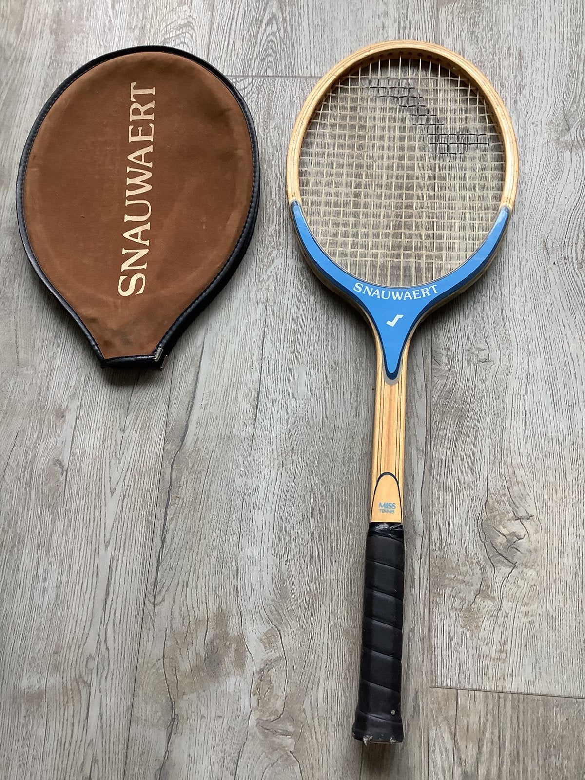 Snauwaert Miss tennis houten tennisracket met hoes, Sport en Fitness, Tennis, Gebruikt, Ophalen of Verzenden, Racket, L2