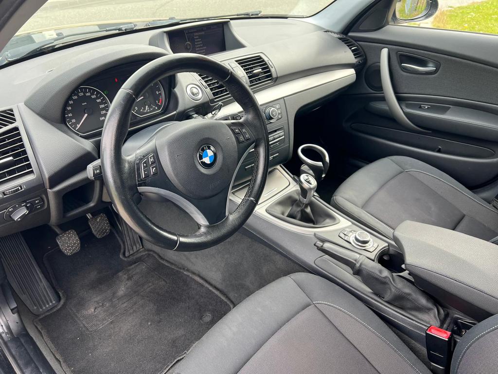 BMW 1-Serie 2.0 118I 5DRS 2009 Navi Cruise PDC Xenon LMV, Auto's, BMW, 1-Serie, 1995 cc, Zwart, Zwart
