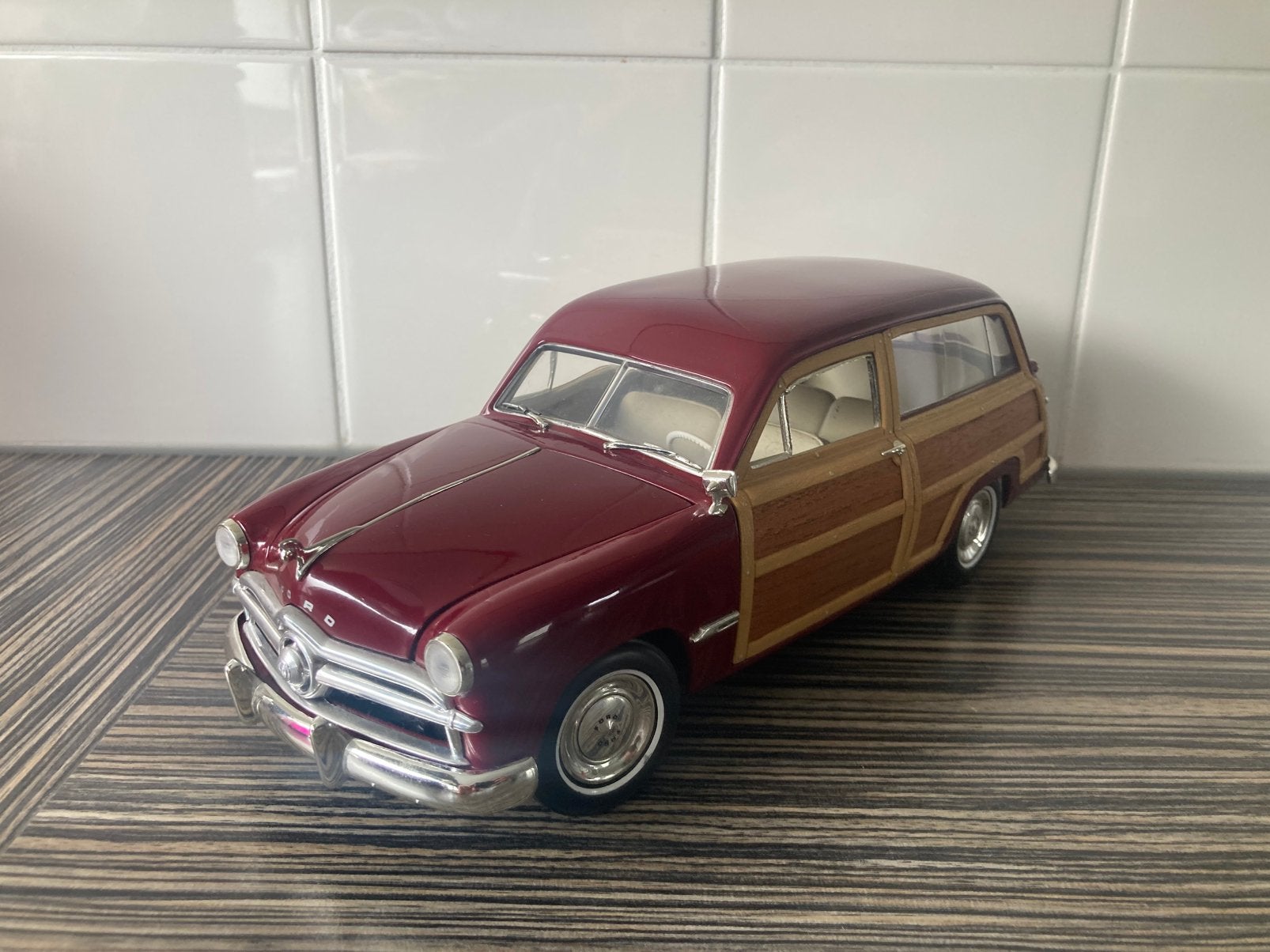1949 Ford Woody Wagon, Hobby en Vrije tijd, Modelauto's | 1:18, Ophalen of Verzenden, Zo goed als nieuw, Auto, Overige merken