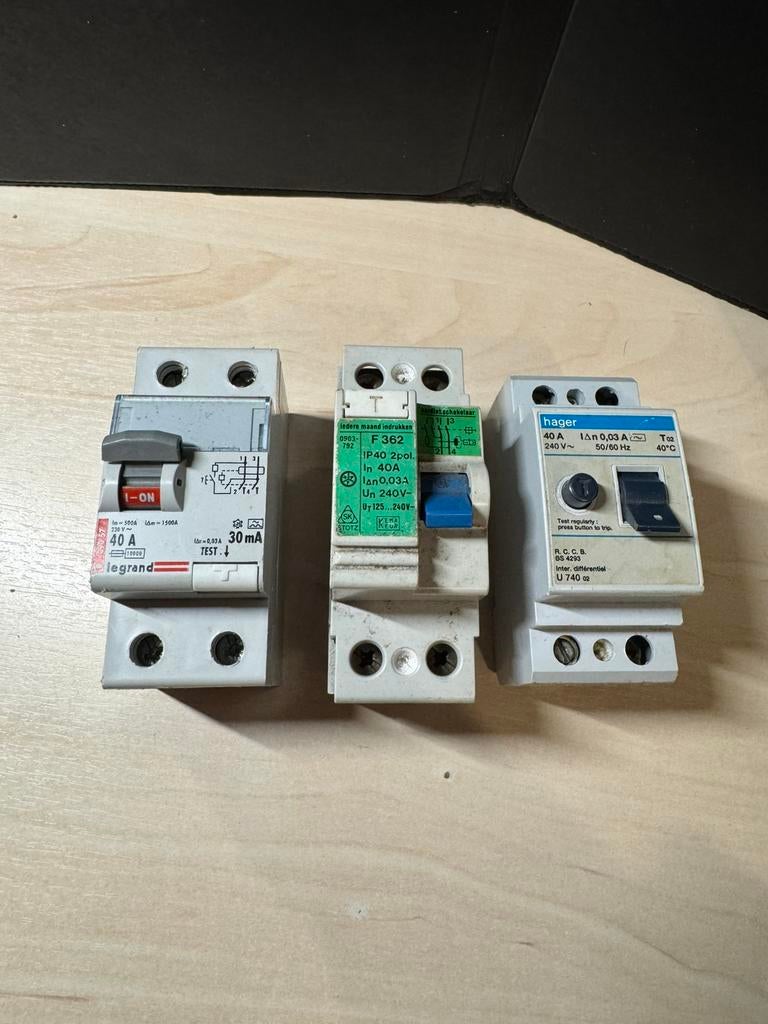 3x Aardlekschakelaar 40A 30mA Hager/Legrand/Stotz (1.1), Hobby en Vrije tijd, Elektronica-componenten, Ophalen of Verzenden, Gebruikt