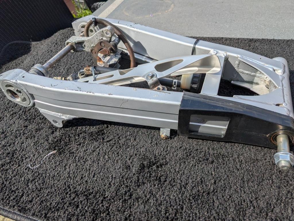 Kawasaki Zephyr 550 achterbrug compleet., Ophalen