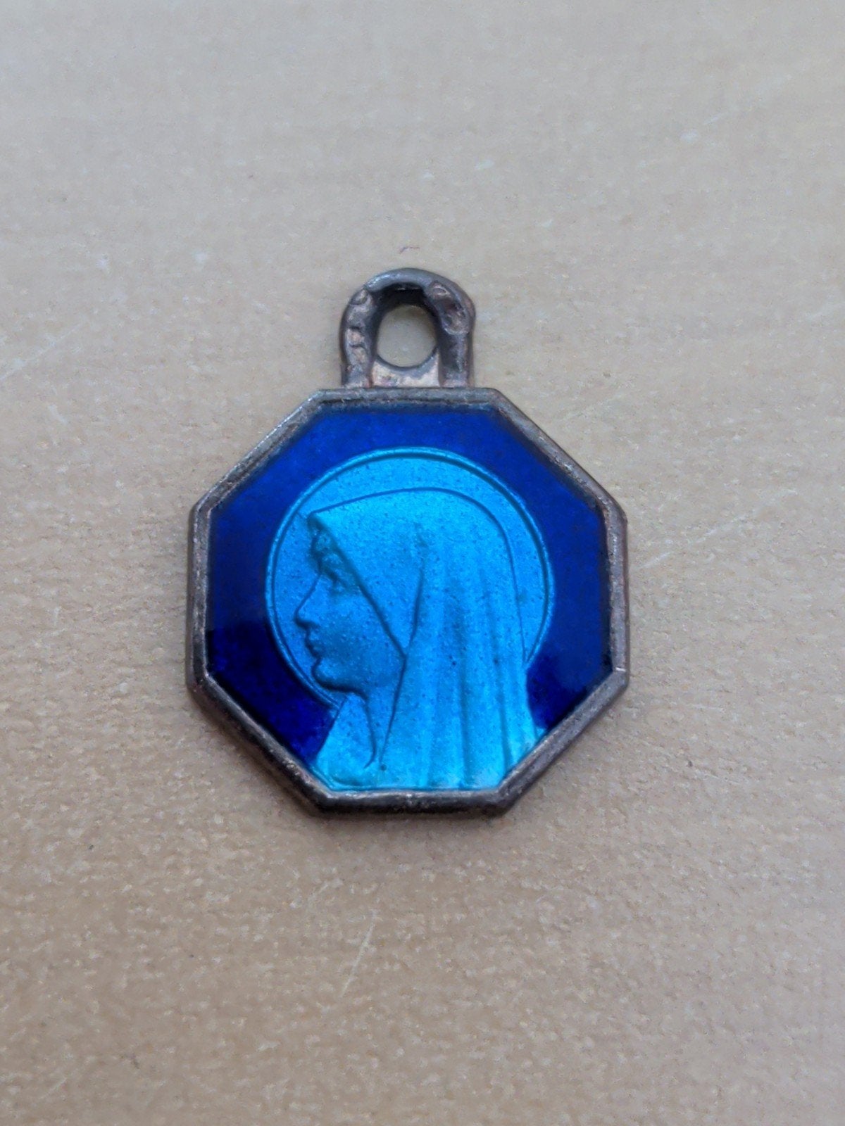 Vintage Lourdes Medaille Blauw Emaille Maria Hanger, Antiek en Kunst, Antiek | Religie, Ophalen of Verzenden