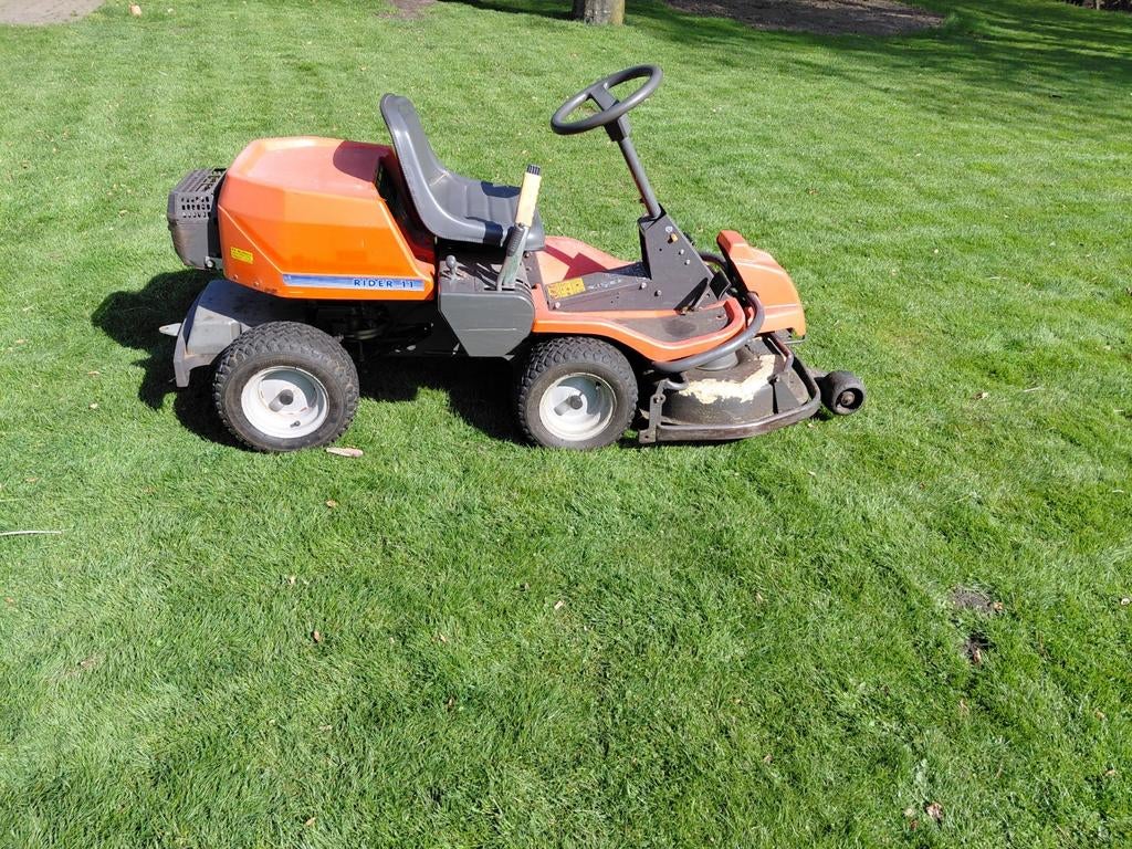 Husqvarna rider 11 zitmaaier, Tuin en Terras, Zitmaaiers, Ophalen, Gebruikt, Versnellingen, 90 tot 120 cm