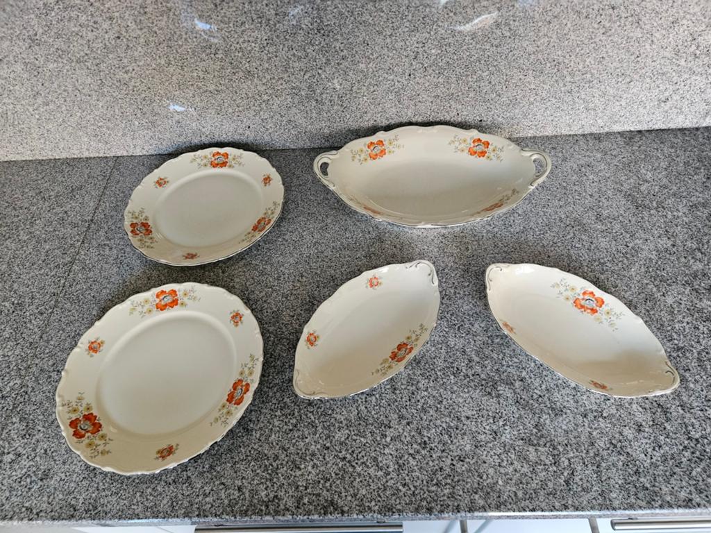Vintage porseleinen schaal en borden met bloemmotief, Antiek en Kunst, Ophalen of Verzenden